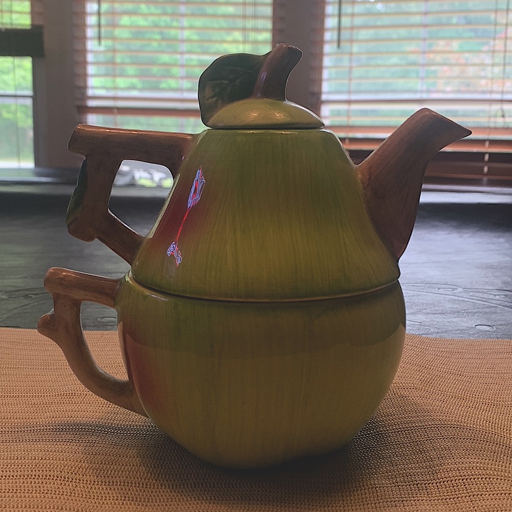 Pear design Tea pot and matching cup